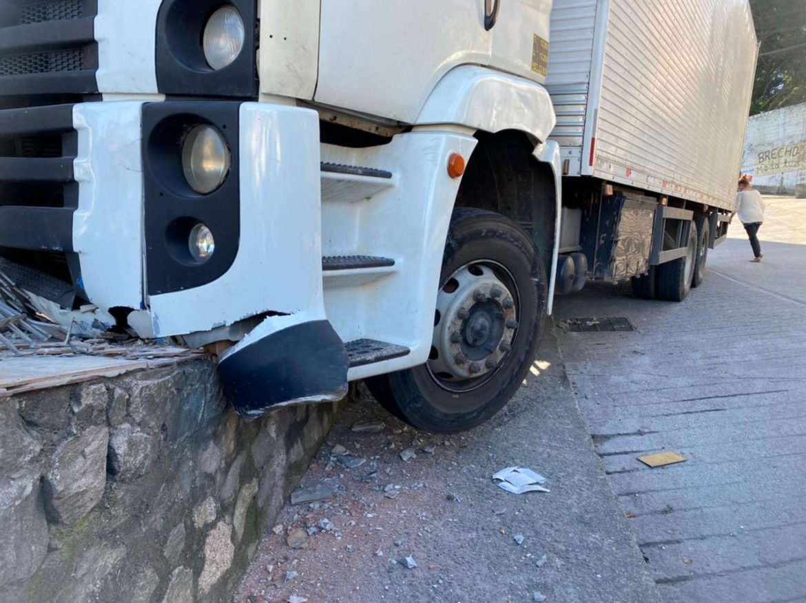 Caminhão perde o freio e atinge muro de residência em Florianópolis