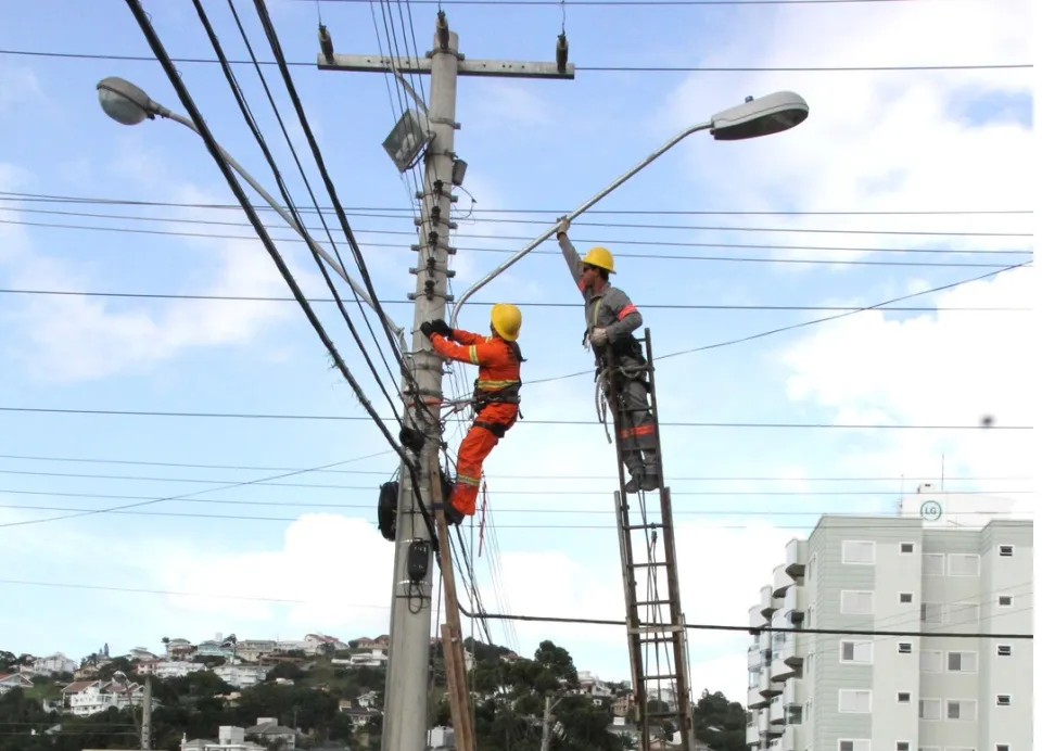 Seis bairros de São José já são contemplados por iluminação de LED