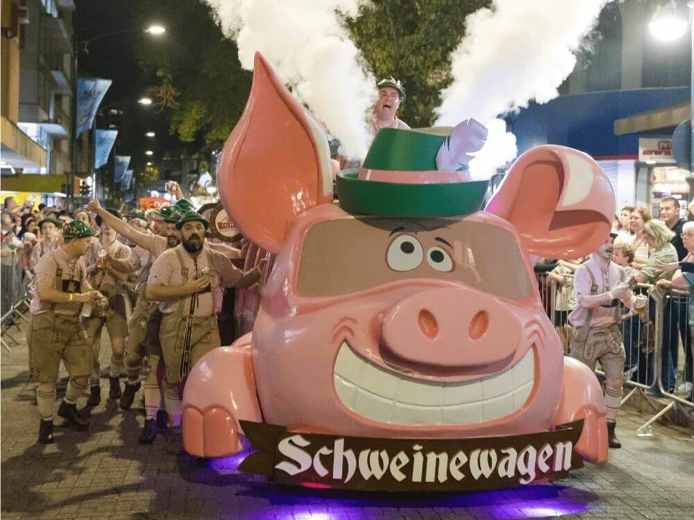 Desfile de abertura da Oktoberfest Blumenau 2023 é adiado por conta das