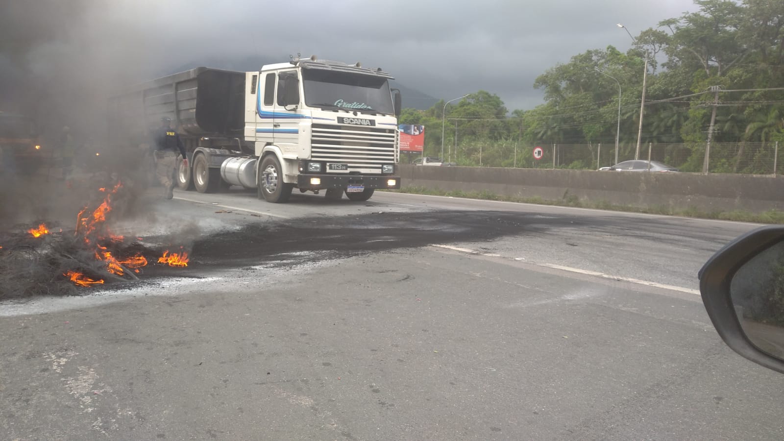 Manifesta O Bloqueia Via Na Br Em Palho A E Causa Tr Nsito Nesta