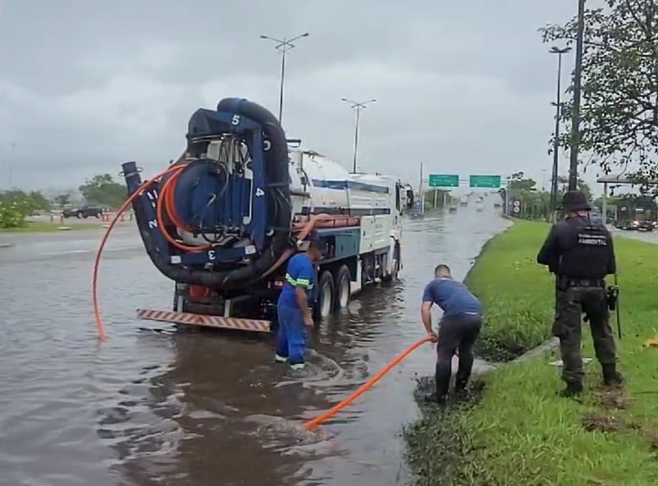 Caminh Es De Hidrojato Atendem Reas Alagadas Da Capital Nesta Segunda