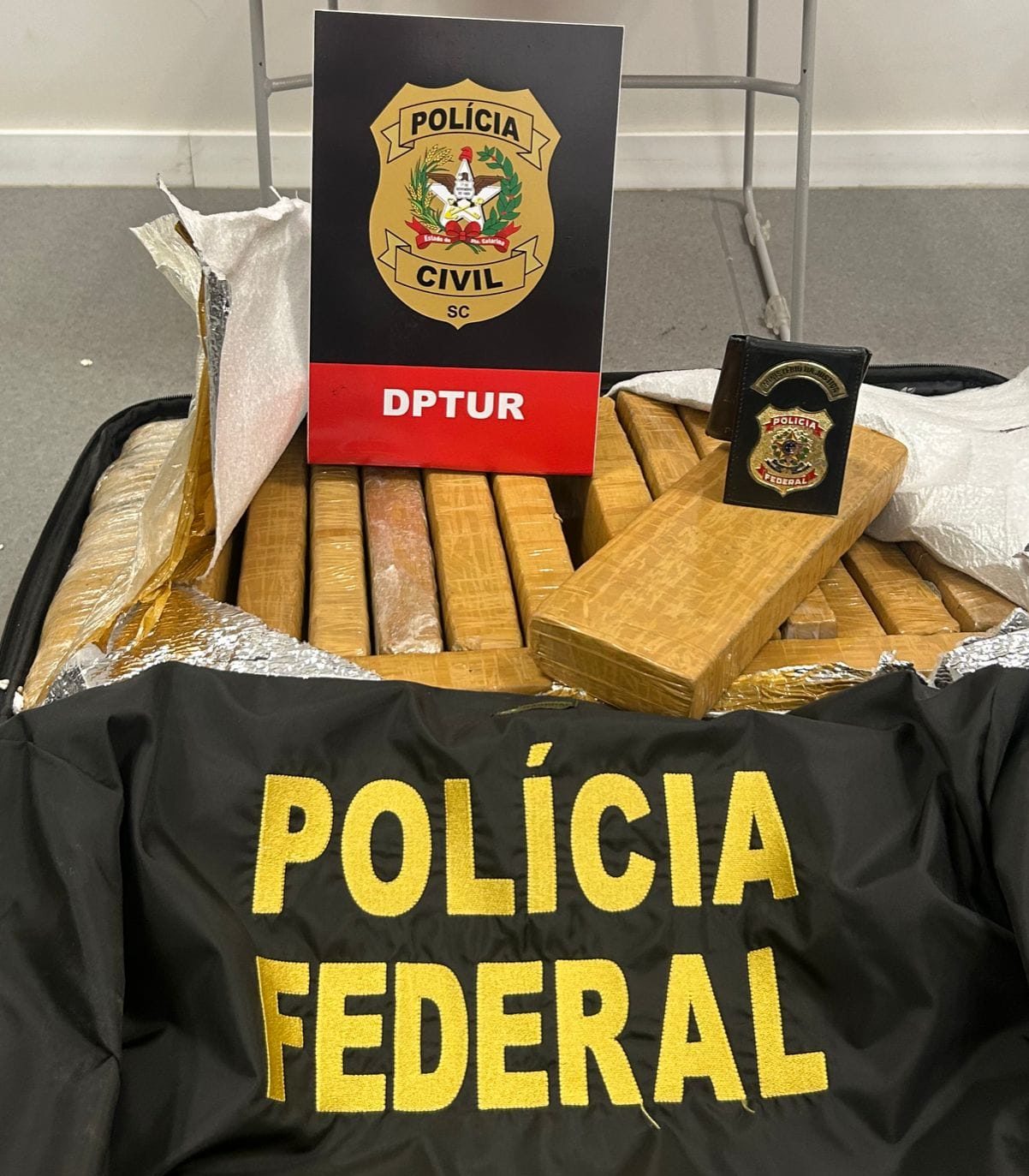 20kg de substância característica de drogas são apreendidos no