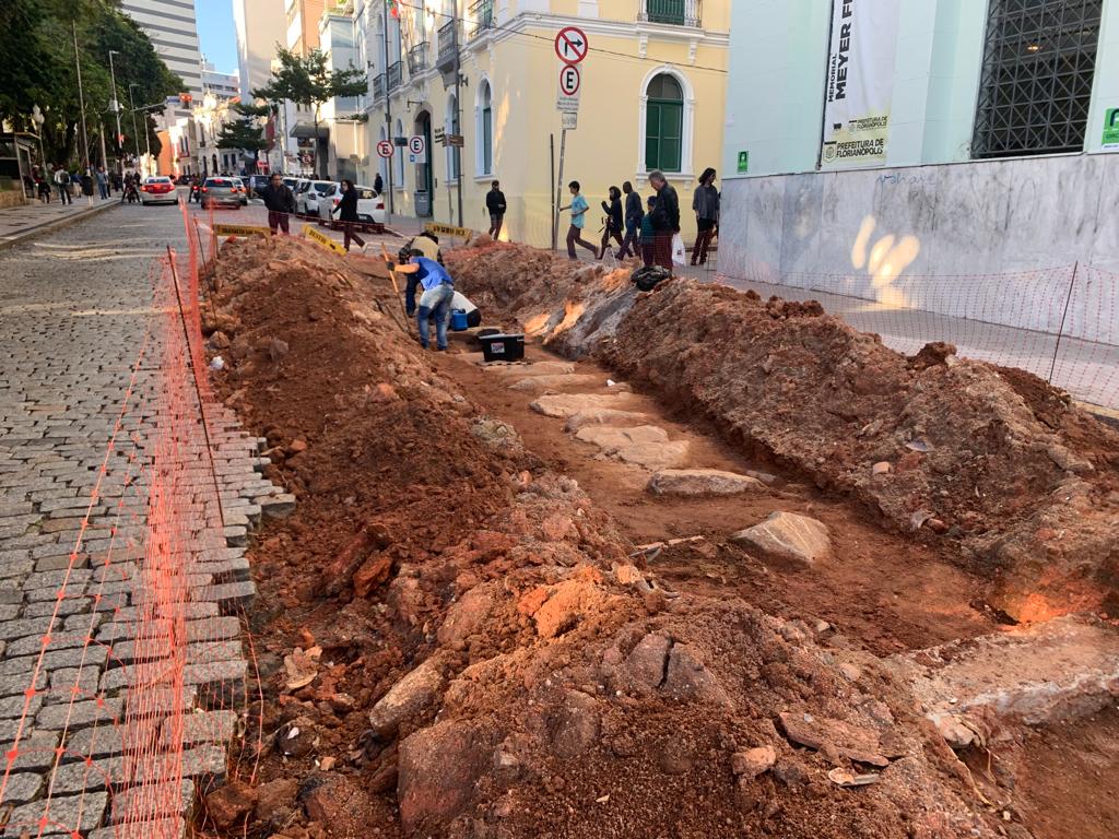 Obras de revitalização do entorno da praça XV em Florianópolis encontram  calçada do Século XIX | Tudo Aqui SC